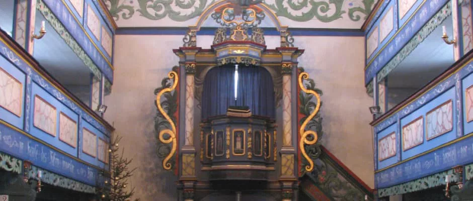 Kirchenraum mit historischer Malerei